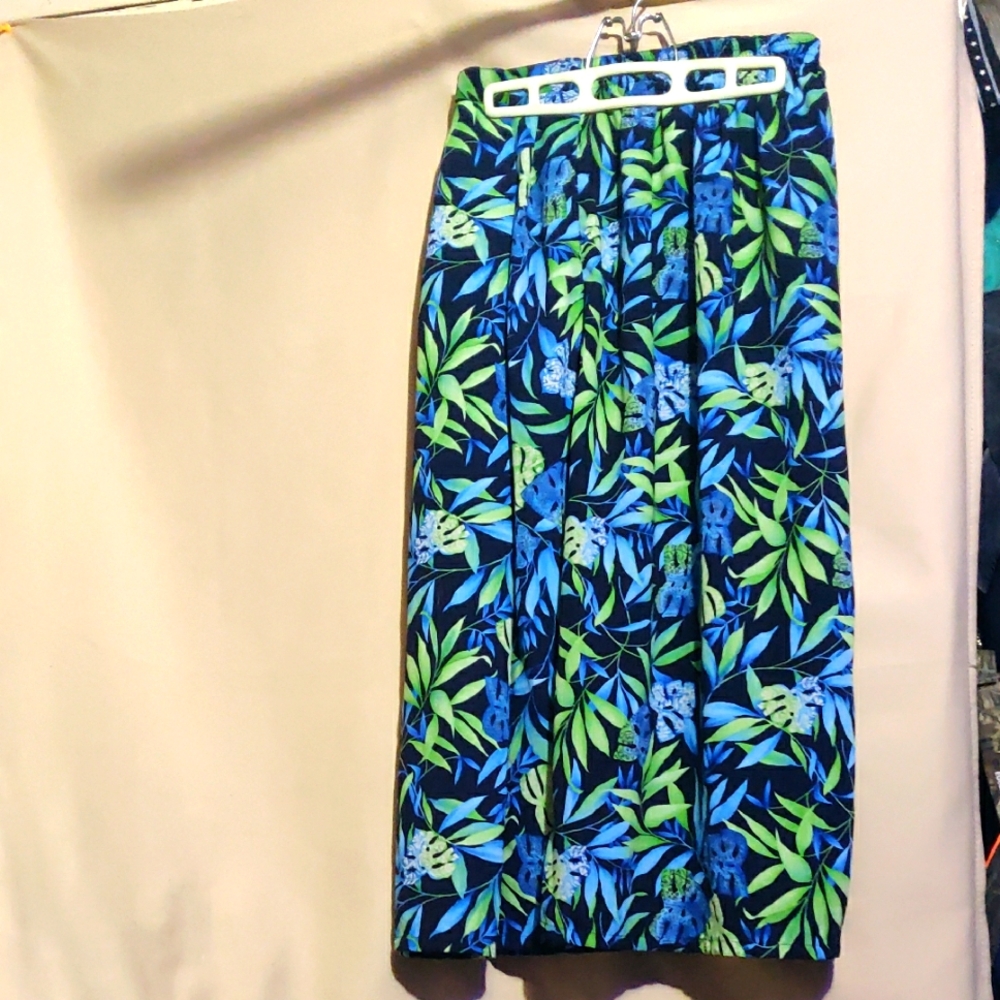 💕3/$10 Floral Blue and Green Women's Skirt